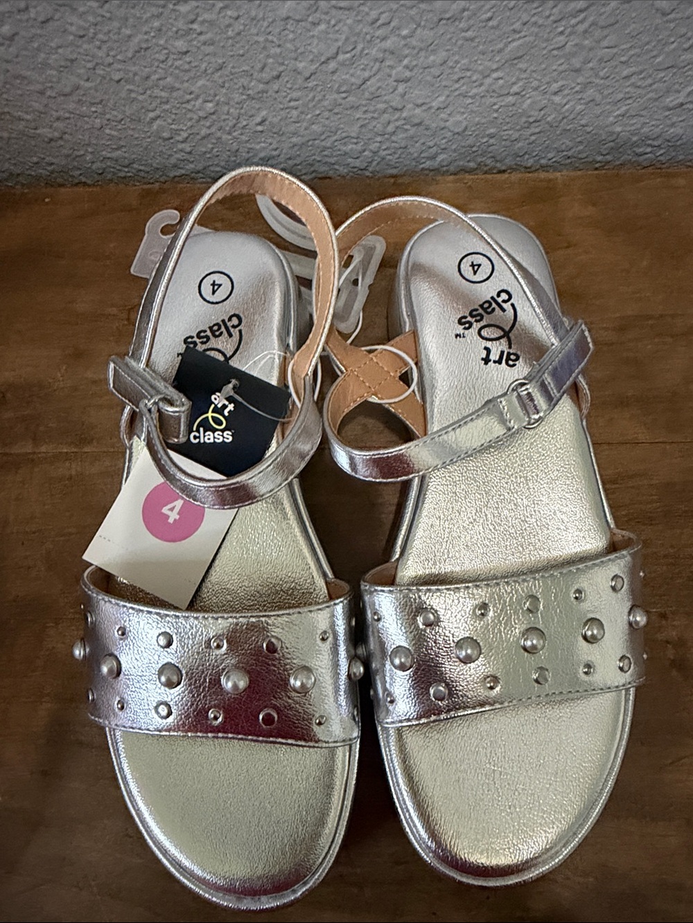 Art Class Girl’s Metallic Silver Pearl Accent Sandals size 4 - Picture 2 of 5